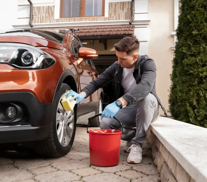 Lavage auto à domicile Saint-Jean-de-Thurigneux : professionnel intervenant sur un véhicule